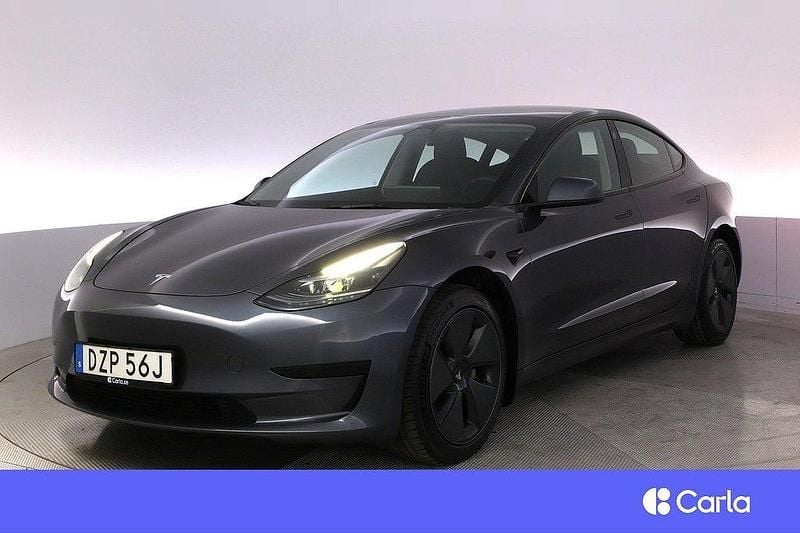 Grå Begagnad 2022 Tesla Model 3 Standard Range Plus Sedan | 274 900 kr - Bild 1/2