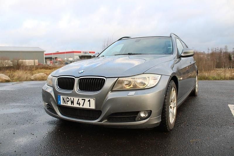 Grå metallic Begagnad 2009 BMW 320 Kombi | 75 000 kr (Marknadspris) - Bild 1/4