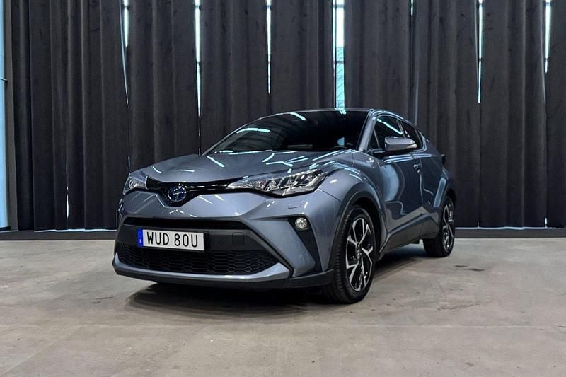 Grå Begagnad 2021 Toyota C-HR Edition SUV | 229 900 kr (Marknadspris) - Bild 1/4