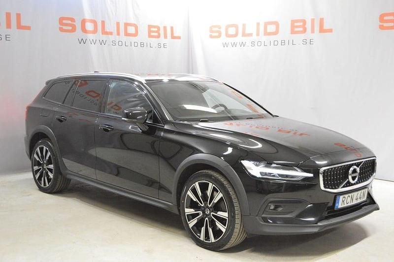 Svart Begagnad 2021 Volvo V60 CC Momentum Kombi | 244 900 kr (Bra pris) - Bild 1/4