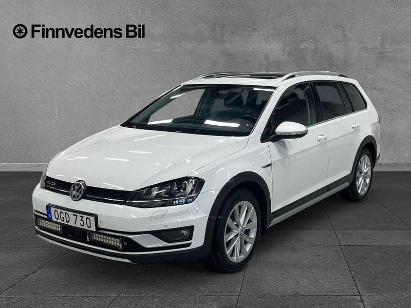 Vit Begagnad 2016 VW Golf Alltrack Kombi | 209 000 kr (Marknadspris) - Bild 1/4