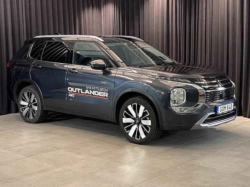 Grå Begagnad 2025 Mitsubishi Outlander P-HEV Invite SUV | 589 500 kr (Dyr) - Bild 1/4