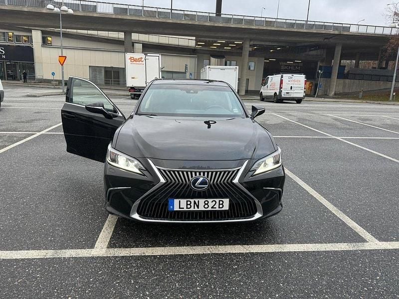 Svart Begagnad 2021 Lexus ES300H Limited Edition Sedan | 200 000 kr - Bild 1/4