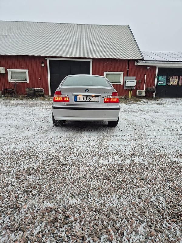 Begagnad 2002 BMW 320 Sedan | 29 900 kr (Superpris) - Bild 1/4
