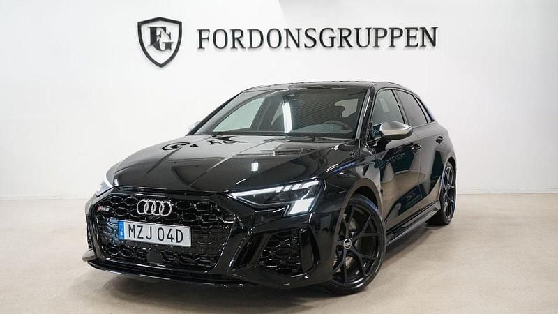 Svart Begagnad 2024 Audi RS3 Sportback Design Halvkombi | 669 800 kr (Dyr) - Bild 1/4