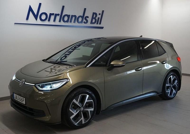 Grön (dark olivine metallic bla) Begagnad 2023 VW ID.3 Pro Performance Halvkombi | 389 000 kr - Bild 1/4