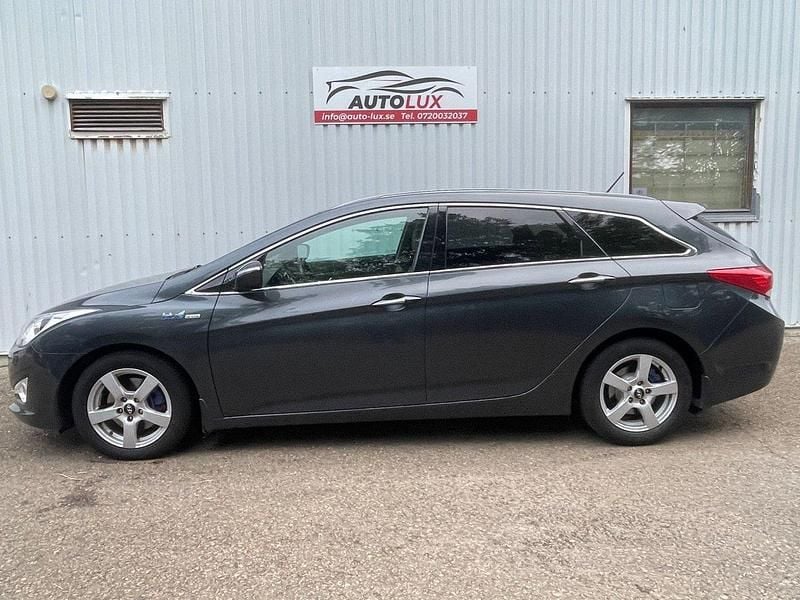 Grå Begagnad 2012 Hyundai i40 Kombi | 64 900 kr (Marknadspris) - Bild 1/4
