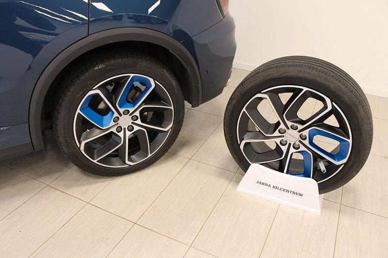 Begagnad Lynk & Co 01 261 HK (191 kW) 2022 Blå SUV