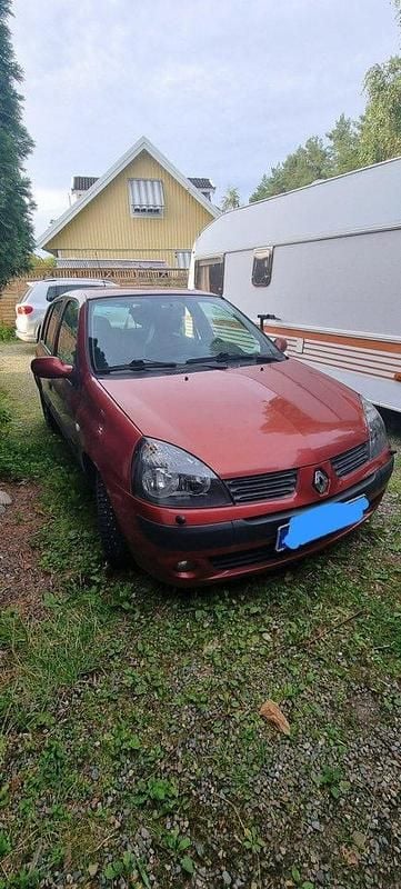 Röd Begagnad 2004 Renault Clio II Halvkombi | 7 000 kr (Superpris) - Bild 1/4