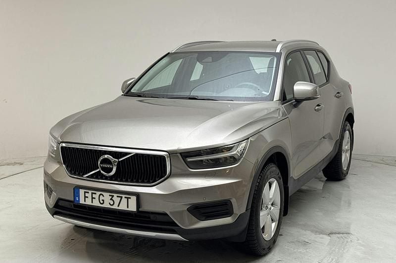 Grå Begagnad 2022 Volvo XC40 Momentum SUV | 288 000 kr (Superpris) - Bild 1/4