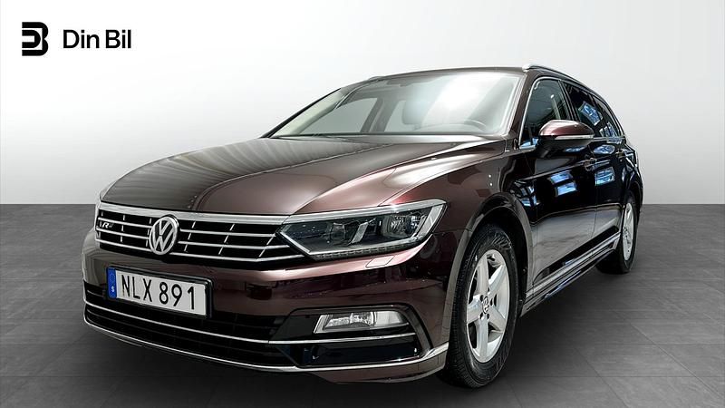 Mörkröd Begagnad 2017 VW Passat Kombi | 199 900 kr (Marknadspris) - Bild 1/4