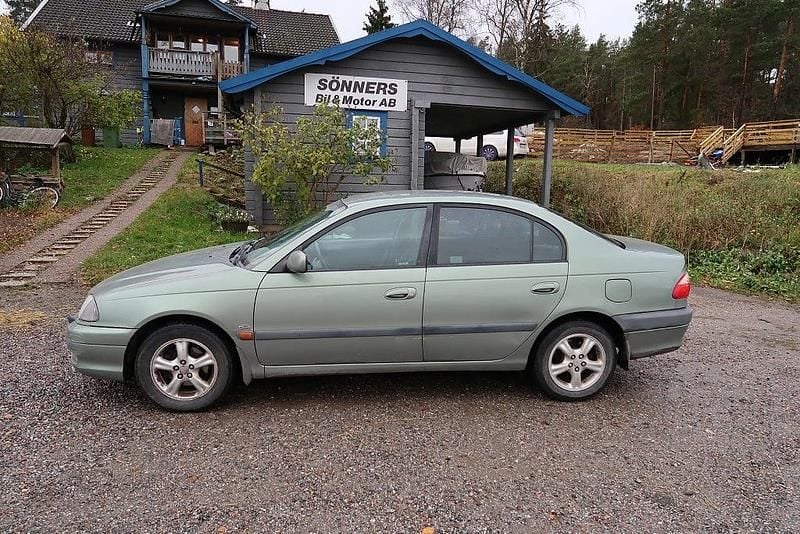 Mörkgrön Begagnad 2001 Toyota Avensis Sedan | 17 500 kr (Lite dyr) - Bild 1/4