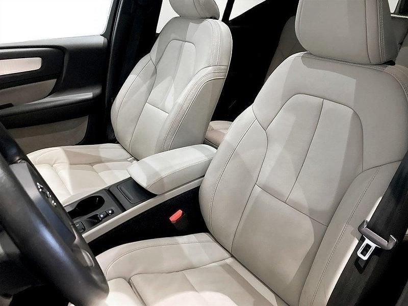 Begagnad Volvo XC40 Momentum 250 HK (183 kW) 2017 Ljusblå SUV