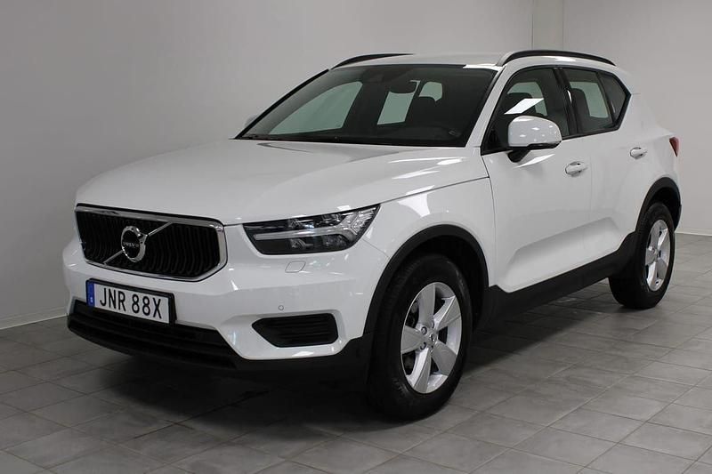 Vit Begagnad 2022 Volvo XC40 Momentum SUV | 295 000 kr (Bra pris) - Bild 1/4
