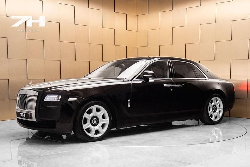 Mörkröd Begagnad 2011 Rolls Royce Ghost Sedan | 1 399 000 kr - Bild 1/4