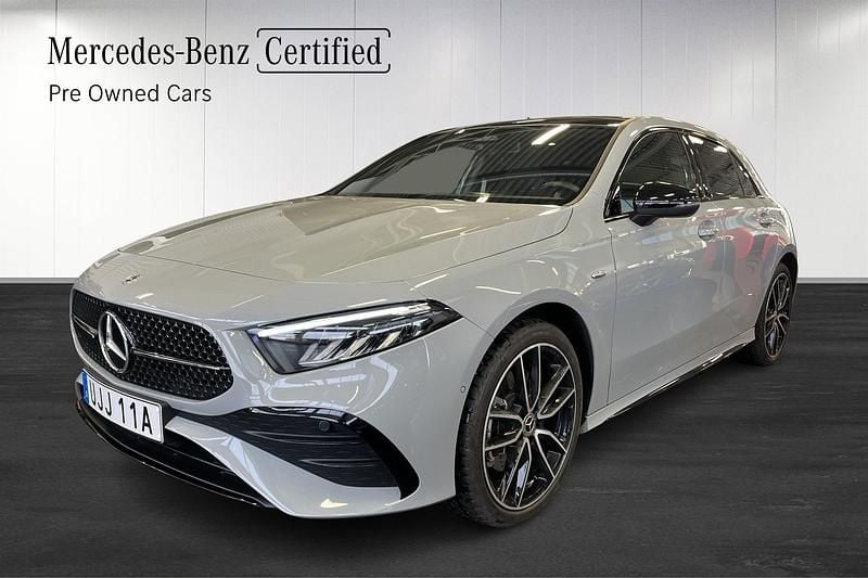 Grå Begagnad 2026 Mercedes A250 Halvkombi | 489 900 kr - Bild 1/4