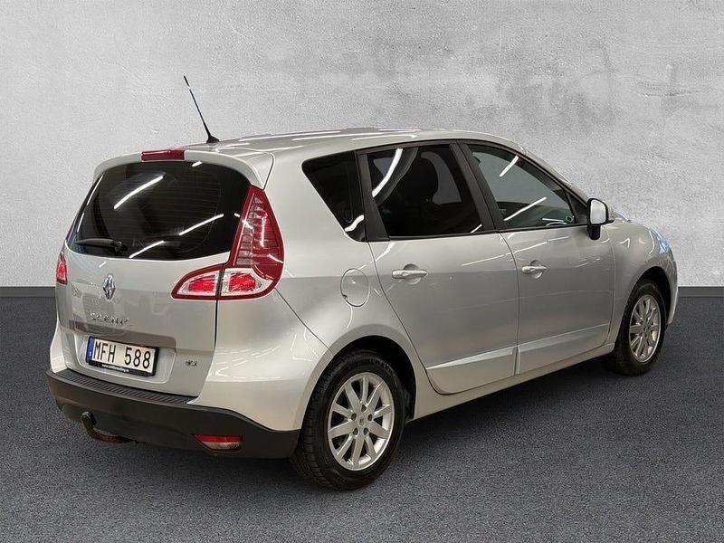 Begagnad Renault Scénic III 110 HK (80 kW) 2011 Silver Minibuss