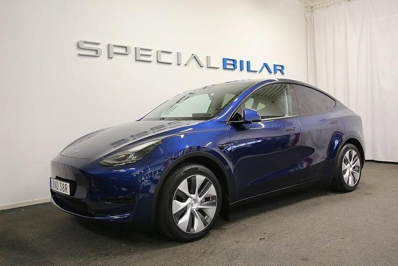 Blå (blå metallic) Begagnad 2023 Tesla Model Y Standard Range SUV | 349 000 kr (Marknadspris) - Bild 1/4