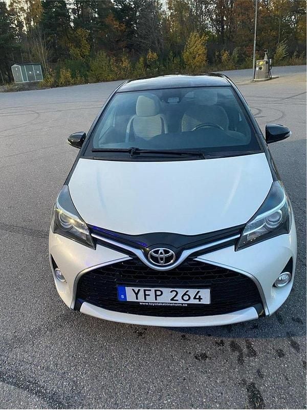 Vit Begagnad 2016 Toyota Yaris Halvkombi | 115 500 kr (Marknadspris) - Bild 1/4
