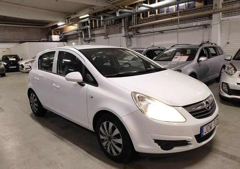 Begagnad Opel Corsa 75 HK (55 kW) 2008 Vit Halvkombi