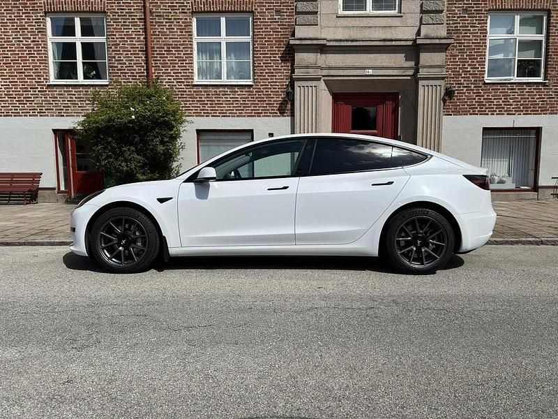 Vit Begagnad 2021 Tesla Model 3 Standard Range Plus Sedan | 269 000 kr (Bra pris) - Bild 1/4