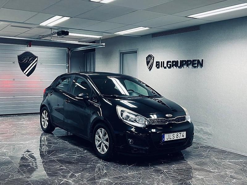 Begagnad Kia Rio 84 HK (61 kW) 2012 Svart Halvkombi