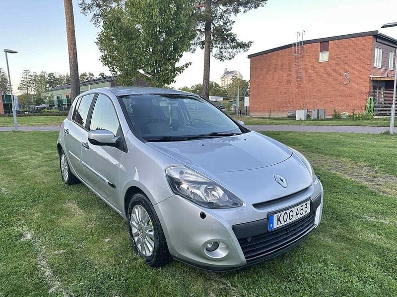 Silver Begagnad 2010 Renault Clio R.S. Halvkombi | 24 000 kr (Marknadspris) - Bild 1/4