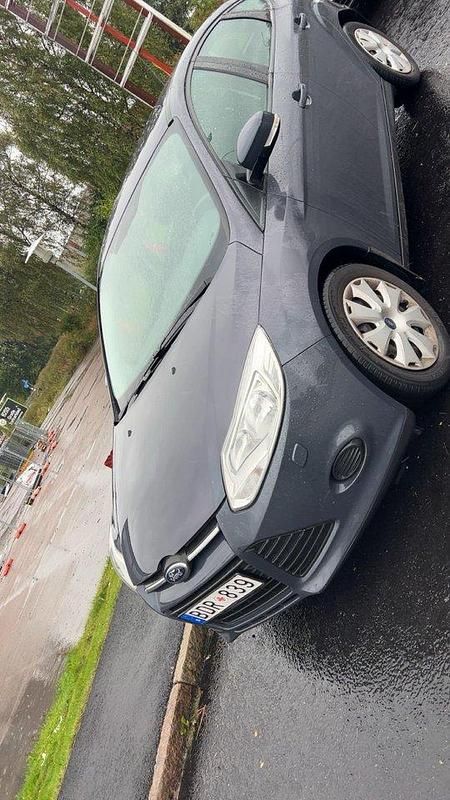Grå Begagnad 2012 Ford Focus Trend Halvkombi | 50 000 kr (Marknadspris) - Bild 1/4
