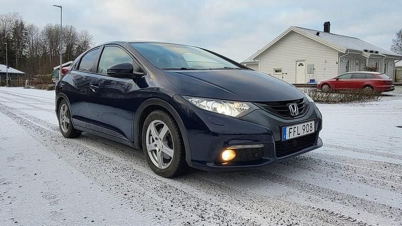 Deep ocean blue Begagnad 2013 Honda Civic Halvkombi | 80 000 kr (Marknadspris) - Bild 1/4