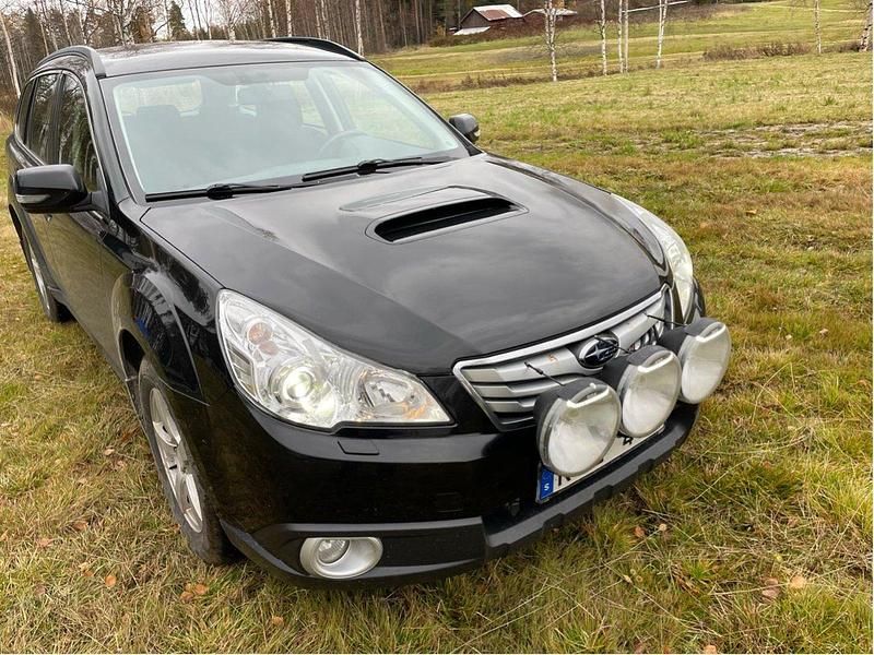 Svart Begagnad 2010 Subaru Outback SUV | 34 000 kr (Marknadspris) - Bild 1/4