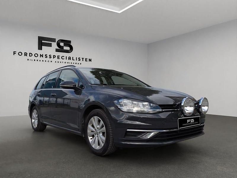 Mörkgrå (grå) Begagnad 2018 VW Golf VII Kombi | 109 900 kr (Superpris) - Bild 1/4