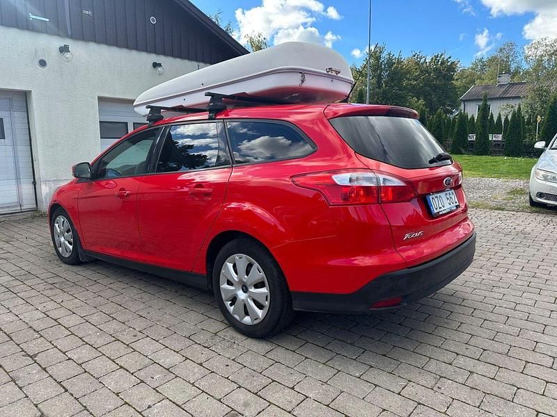 Begagnad Ford Focus Trend 95 HK (69 kW) 2013 Röd Kombi