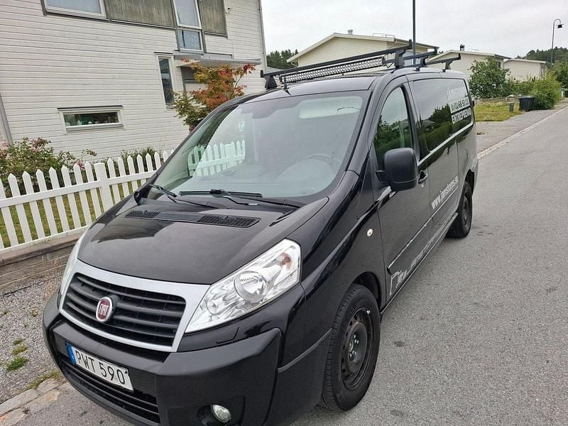 Svart (svartmet) Begagnad 2015 Fiat Scudo Minibuss | 65 000 kr (Bra pris) - Bild 1/4