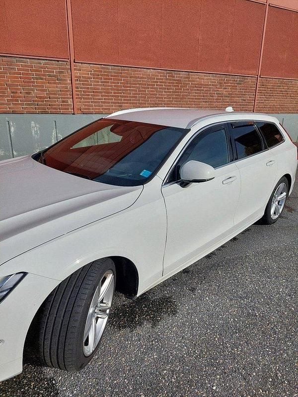 Vit Begagnad 2019 Volvo V90 Momentum Kombi | 240 000 kr (Marknadspris) - Bild 1/4