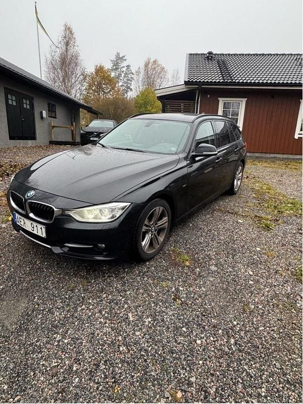 Svart Begagnad 2014 BMW 318 Sport Line Kombi | 92 500 kr (Marknadspris) - Bild 1/4