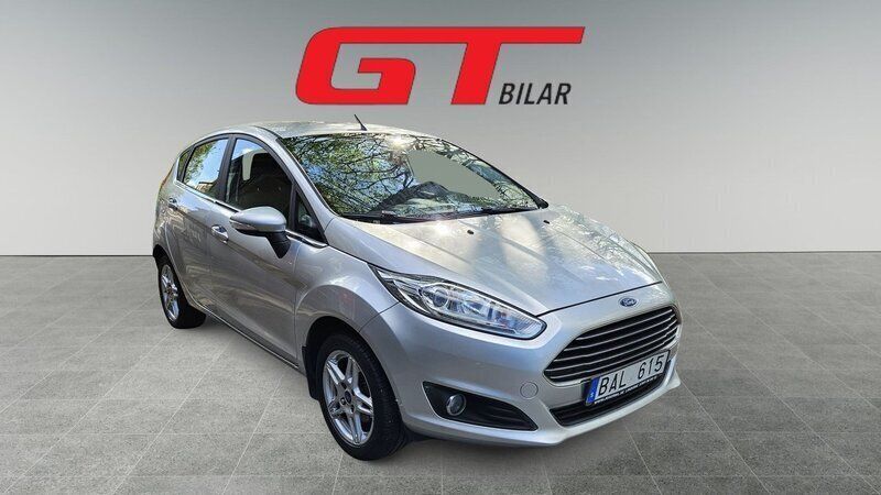 Grå Begagnad 2013 Ford Fiesta Titanium Halvkombi | 49 900 kr (Marknadspris) - Bild 1/4