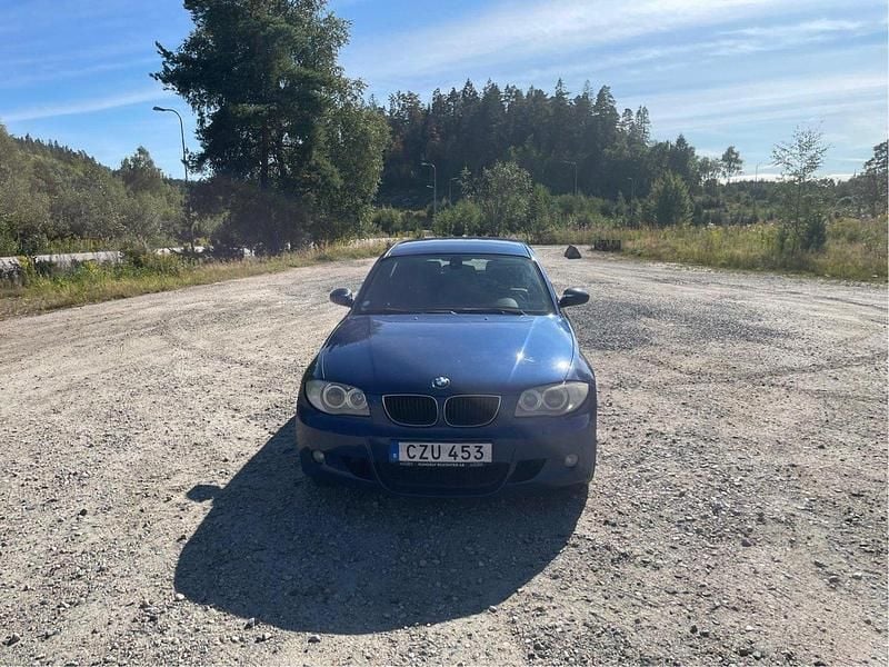 Blå Begagnad 2007 BMW 120 Advantage Halvkombi | 55 000 kr (Marknadspris) - Bild 1/4