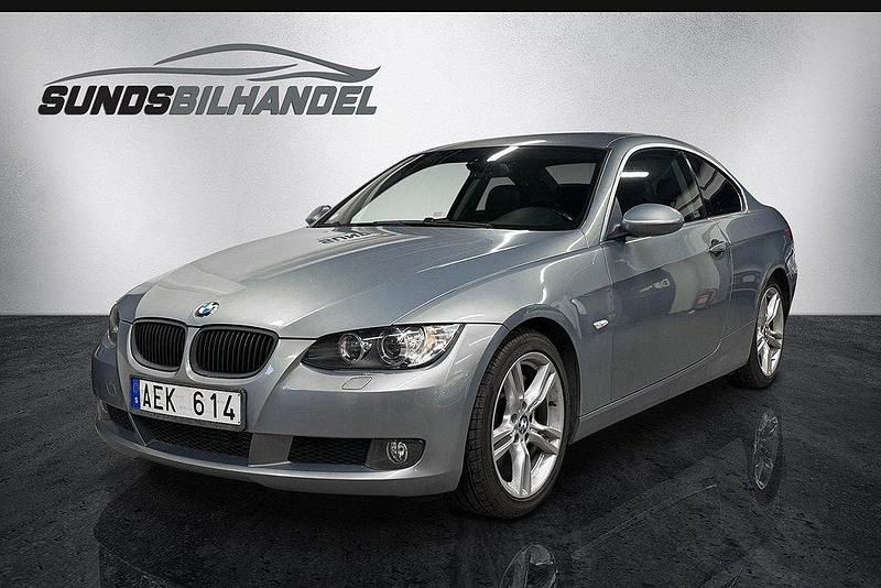 Grå Begagnad 2007 BMW 330 Comfort Edition Sportkupé | 138 900 kr (Lite dyr) - Bild 1/4