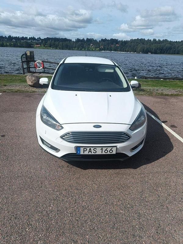 Vit Begagnad 2016 Ford Focus Titanium Kombi | 85 000 kr (Marknadspris) - Bild 1/4
