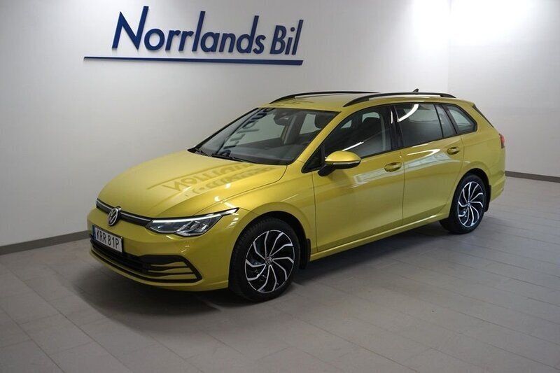 Gul (lime yellow metallic) Begagnad 2021 VW Golf VIII Kombi | 249 900 kr (Marknadspris) - Bild 1/3