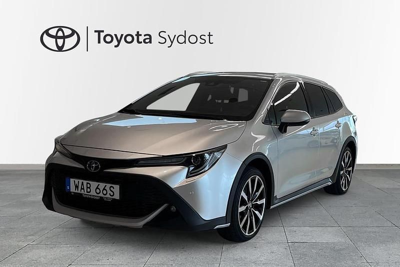 Silver Begagnad 2022 Toyota Corolla Edition SUV | 284 900 kr (Marknadspris) - Bild 1/3