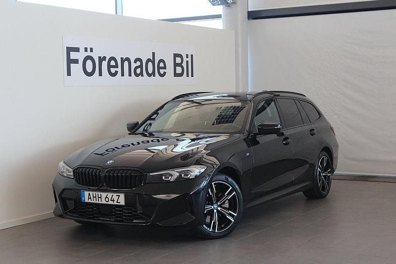 Svart Begagnad 2024 BMW 330e M Sport Kombi | 509 000 kr (Marknadspris) - Bild 1/4