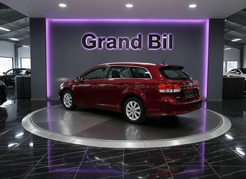 Begagnad Toyota Avensis 152 HK (111 kW) 2013 Röd Kombi