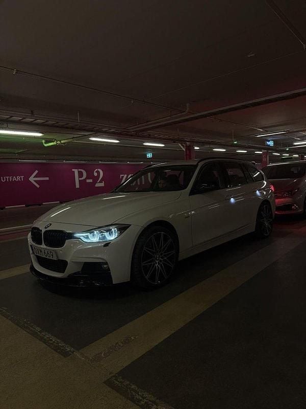 Vit Begagnad 2018 BMW 320 Sport Line Kombi | 190 000 kr (Bra pris) - Bild 1/4
