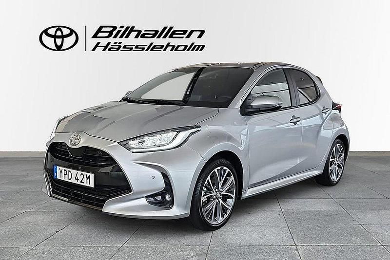 Silver Begagnad 2024 Toyota Yaris Hybrid Style Halvkombi | 279 900 kr (Dyr) - Bild 1/4