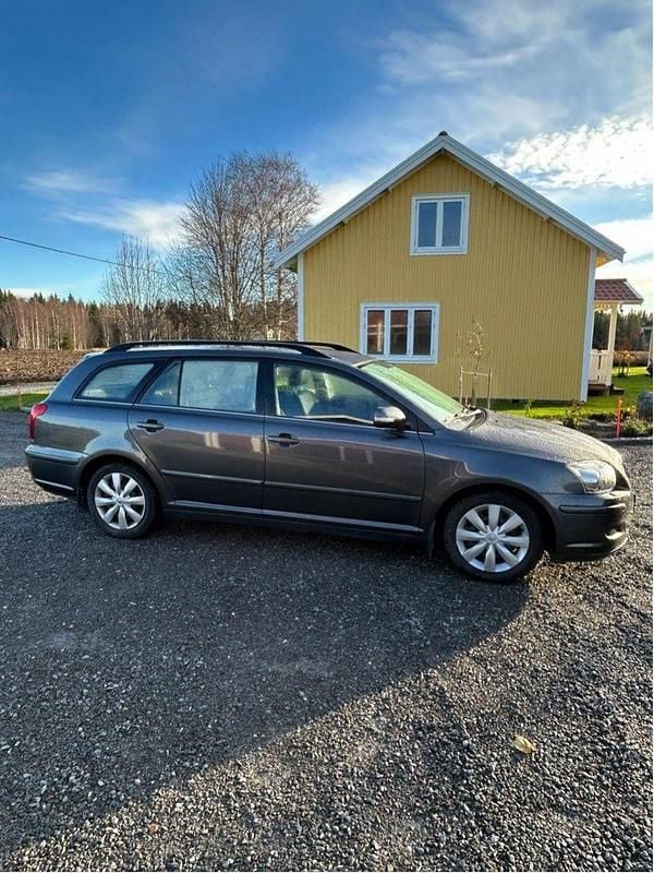 Grå Begagnad 2007 Toyota Avensis Kombi | 40 000 kr (Bra pris) - Bild 1/4