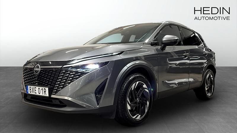 Grå Begagnad 2024 Nissan Qashqai N-Connecta SUV | 309 900 kr (Marknadspris) - Bild 1/4