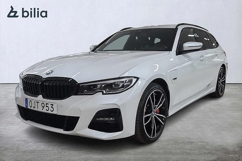Vit Begagnad 2021 BMW 330e M Sport Kombi | 349 000 kr (Marknadspris) - Bild 1/4
