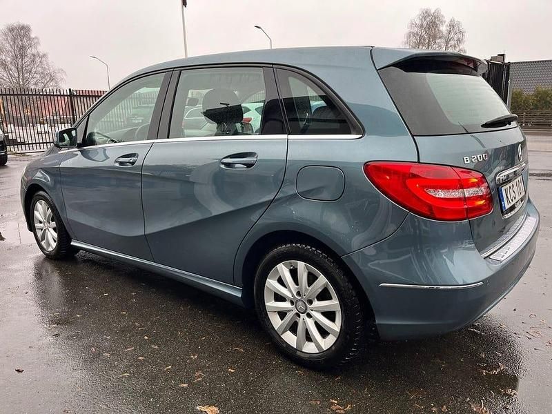 Begagnad Mercedes B200 136 HK (100 kW) 2014 Blå met Minibuss