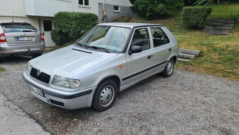 Grå Begagnad 2000 Skoda Felicia Halvkombi | 17 900 kr - Bild 1/4